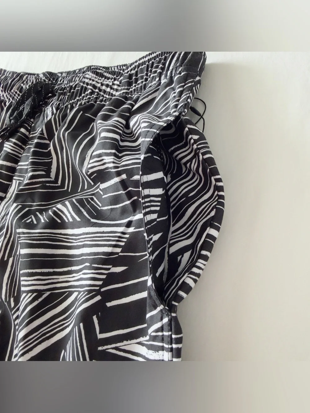 Quicksilver Volley Shorts Bamboo Swim Shorts Trunks Mens Medium Black White